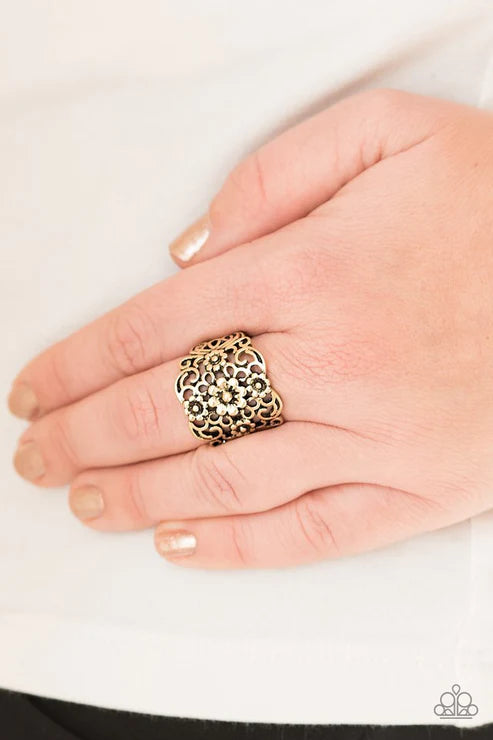 Divinely Daisy - Oversized Brass Antiqued 3D Daisies Bloom Whimsical Floral Ring R#6146