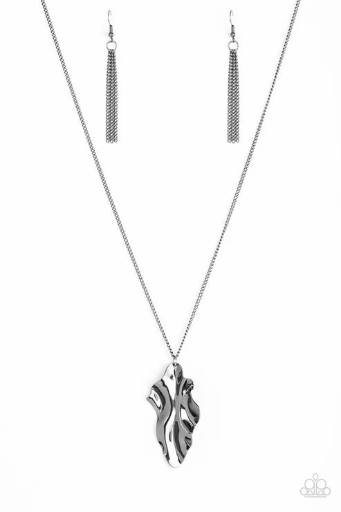 Fiercely Fall - Black Elongated Gunmetal Chain Rippling Life-like Pendant Necklace N#7405