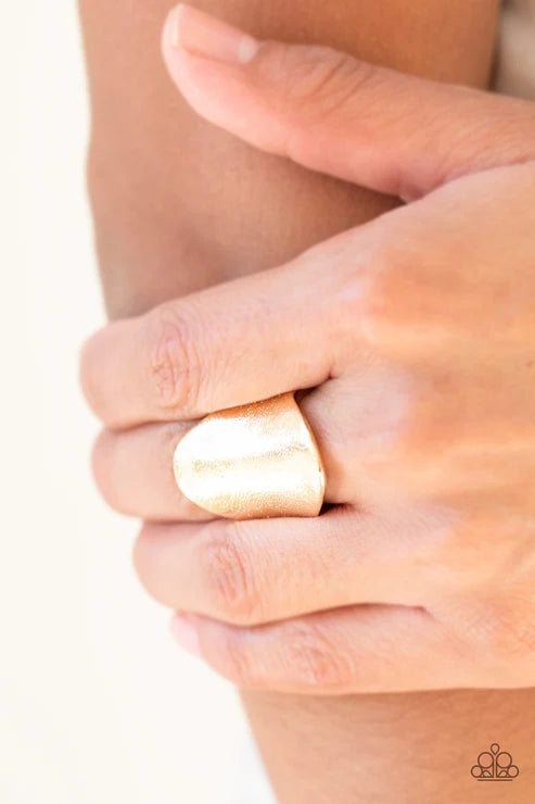 Metro Mirror - Oversized Gold Curled Hammered Shimmer Textured Ring R#6561