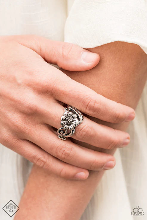 Oceanside Orchard - Silver Antiqued Shimmer Leafy Frame Blooming Floral Centerpiece Whimsical Band Ring R#6650