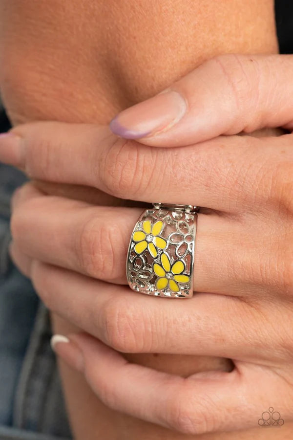 Clear as DAISY - Yellow Dotted White Encrusted Centers Duo Flowers Bloom Airy Stenciled Backdrop Silver Daisy Filigree Seasonal Flair Ring R#1178