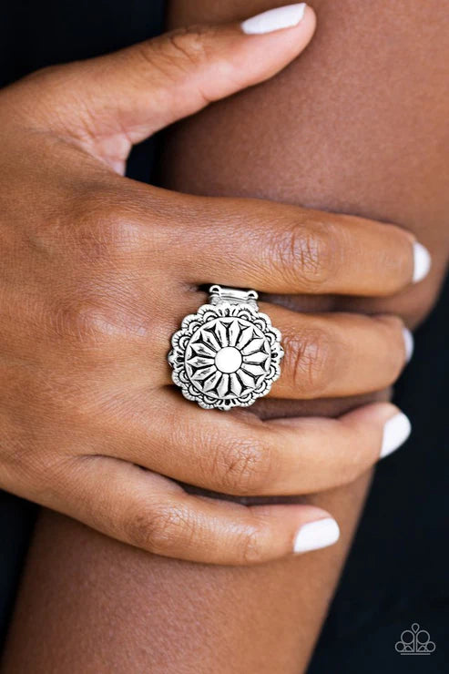 Daringly Daisy - White Flower Daisy Ring R#2106