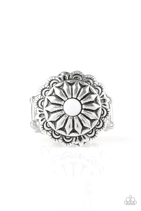 Daringly Daisy - White Flower Daisy Ring R#2106
