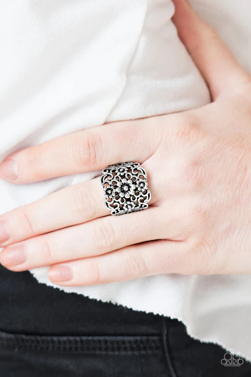 Divinely Daisy - Oversized Silver Antiqued 3D Daisies Bloom Whimsical Floral Ring R#1875