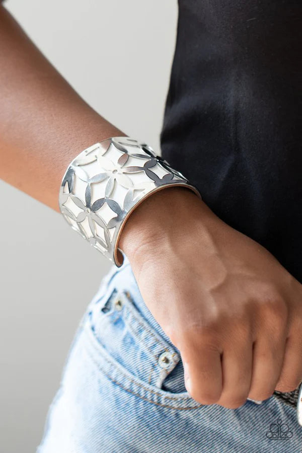Garden Fiesta - Oversized White Stenciled 3D Daisy Peek Out Leather Cuff Bracelet B#458