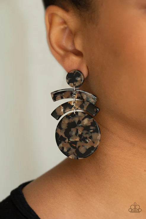 In The HAUTE Seat - Oversized Black Abstract Faux-Marble Links Earrings E#2640